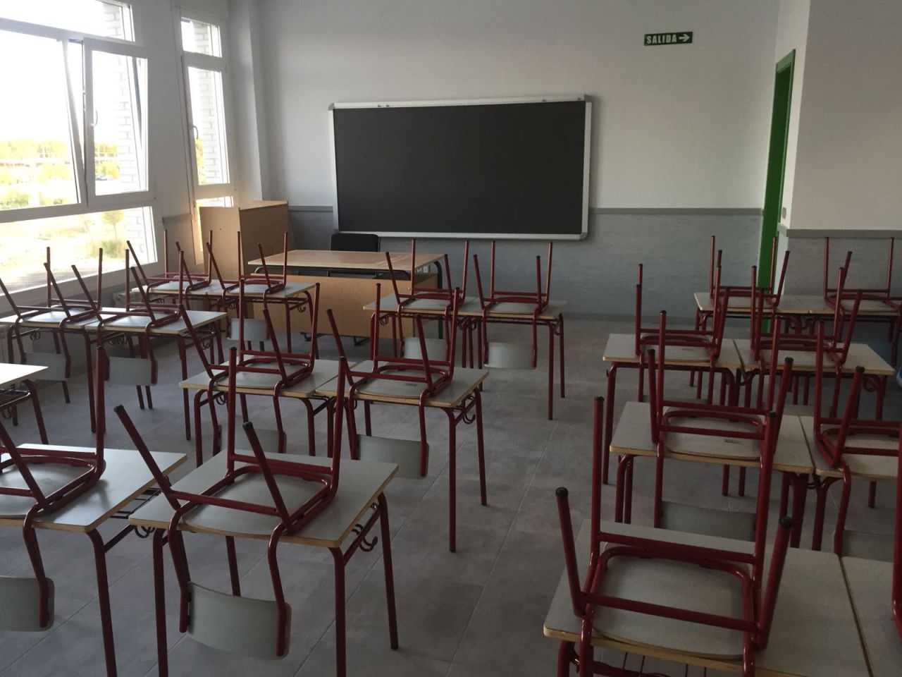 La Consejería de Educación responde a las críticas sobre las obras con varias fotos de colegios que estrenan aularios e instalaciones este viernes. En las imágenes, el colegio Miguel de Cervantes.
