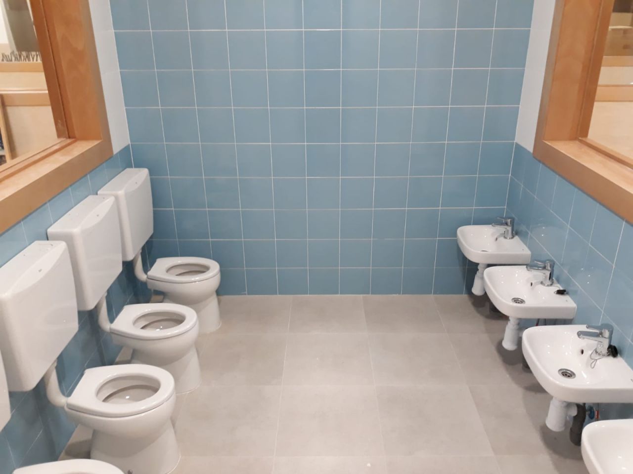 La Consejería de Educación responde a las críticas sobre las obras con varias fotos de colegios que estrenan aularios e instalaciones este viernes. En las imágenes, el colegio Andrea Casamayor de Paracuellos.