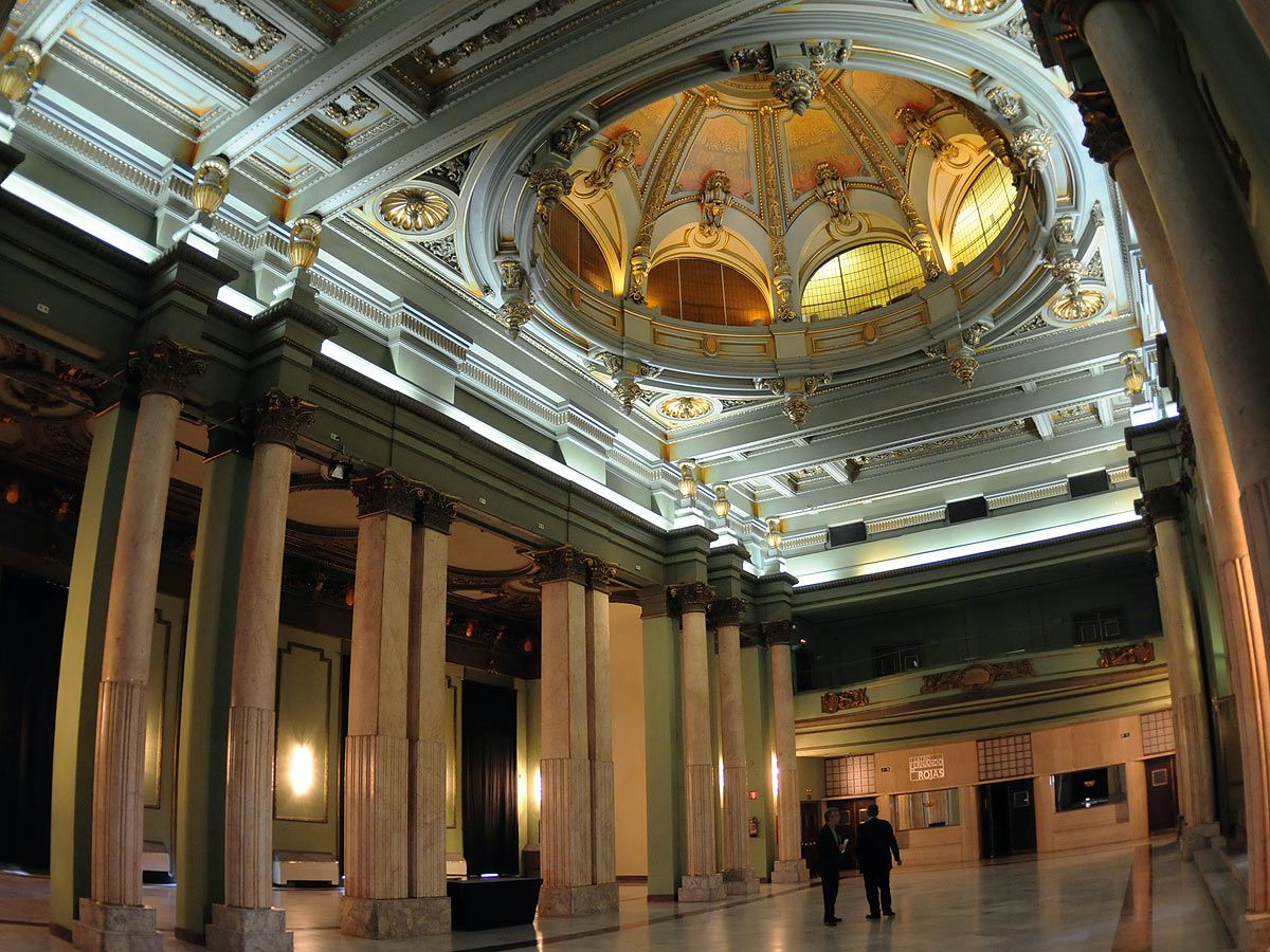 Salón de baile con cúpula y entrada al teatro Francisco de Rojas