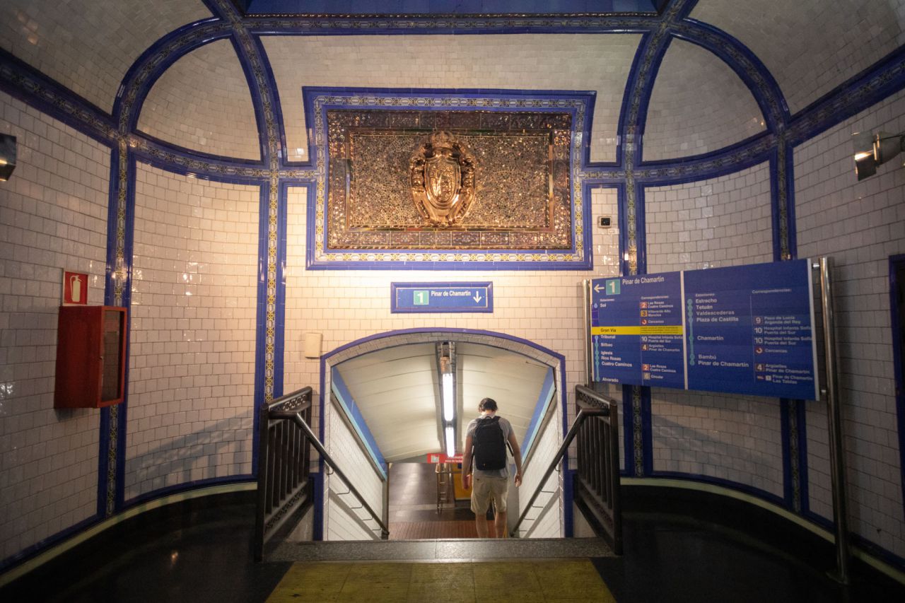 Vestíbulo de la estación de metro de Tirso de Molina.