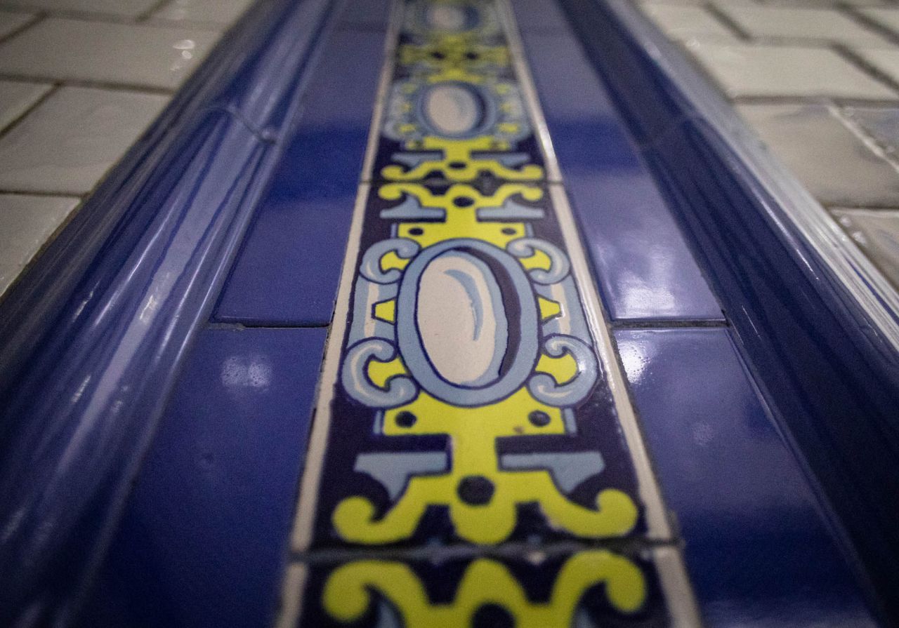 Vestíbulo de la estación de metro de Tirso de Molina.