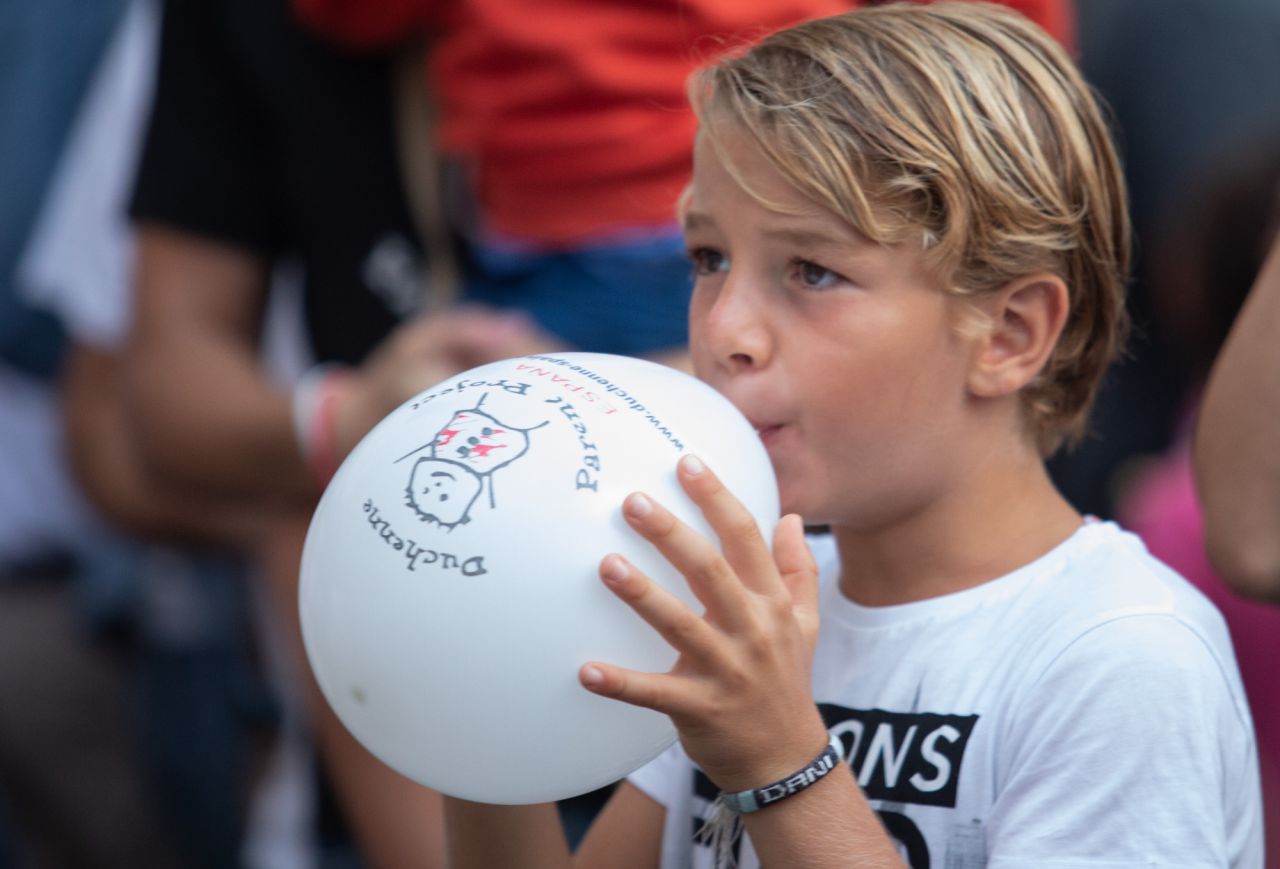 En el mundo 1 de cada 3.500 niños nacen con Distrofia Muscular de Duchenne, una enfermedad neuromuscular degenerativa de origen genético y para concienciar a la población y buscar financiación para la investigación se ha realizado la lectura de un manifiesto por parte del músico Carlos Jean y se ha encendido la fuente de Cibeles con el color rojo.