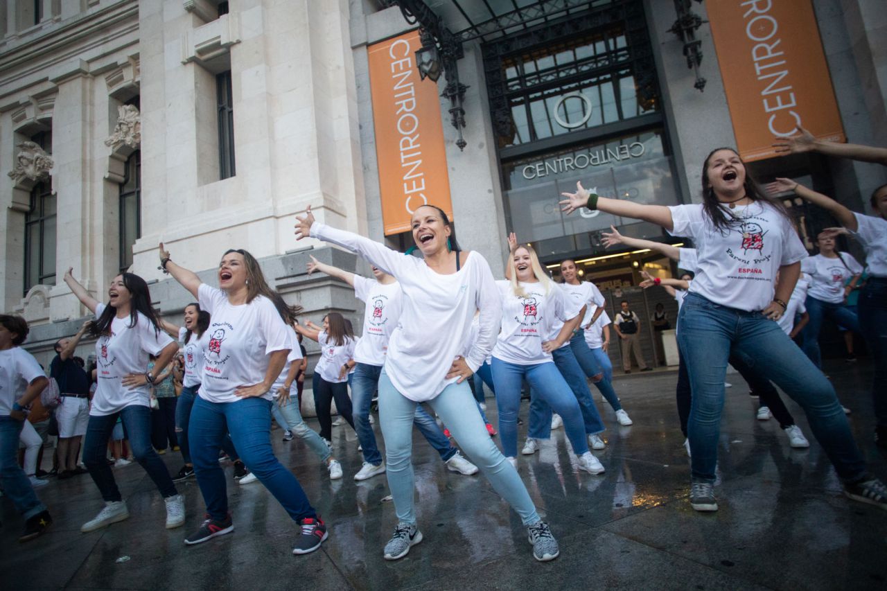 En el mundo 1 de cada 3.500 niños nacen con Distrofia Muscular de Duchenne, una enfermedad neuromuscular degenerativa de origen genético y para concienciar a la población y buscar financiación para la investigación se ha realizado la lectura de un manifiesto por parte del músico Carlos Jean y se ha encendido la fuente de Cibeles con el color rojo.