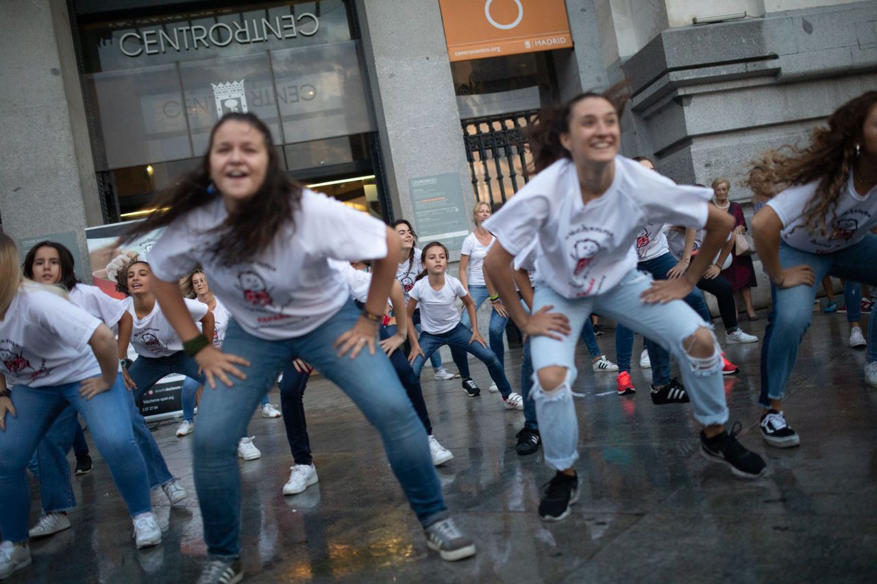 En el mundo 1 de cada 3.500 niños nacen con Distrofia Muscular de Duchenne, una enfermedad neuromuscular degenerativa de origen genético y para concienciar a la población y buscar financiación para la investigación se ha realizado la lectura de un manifiesto por parte del músico Carlos Jean y se ha encendido la fuente de Cibeles con el color rojo.