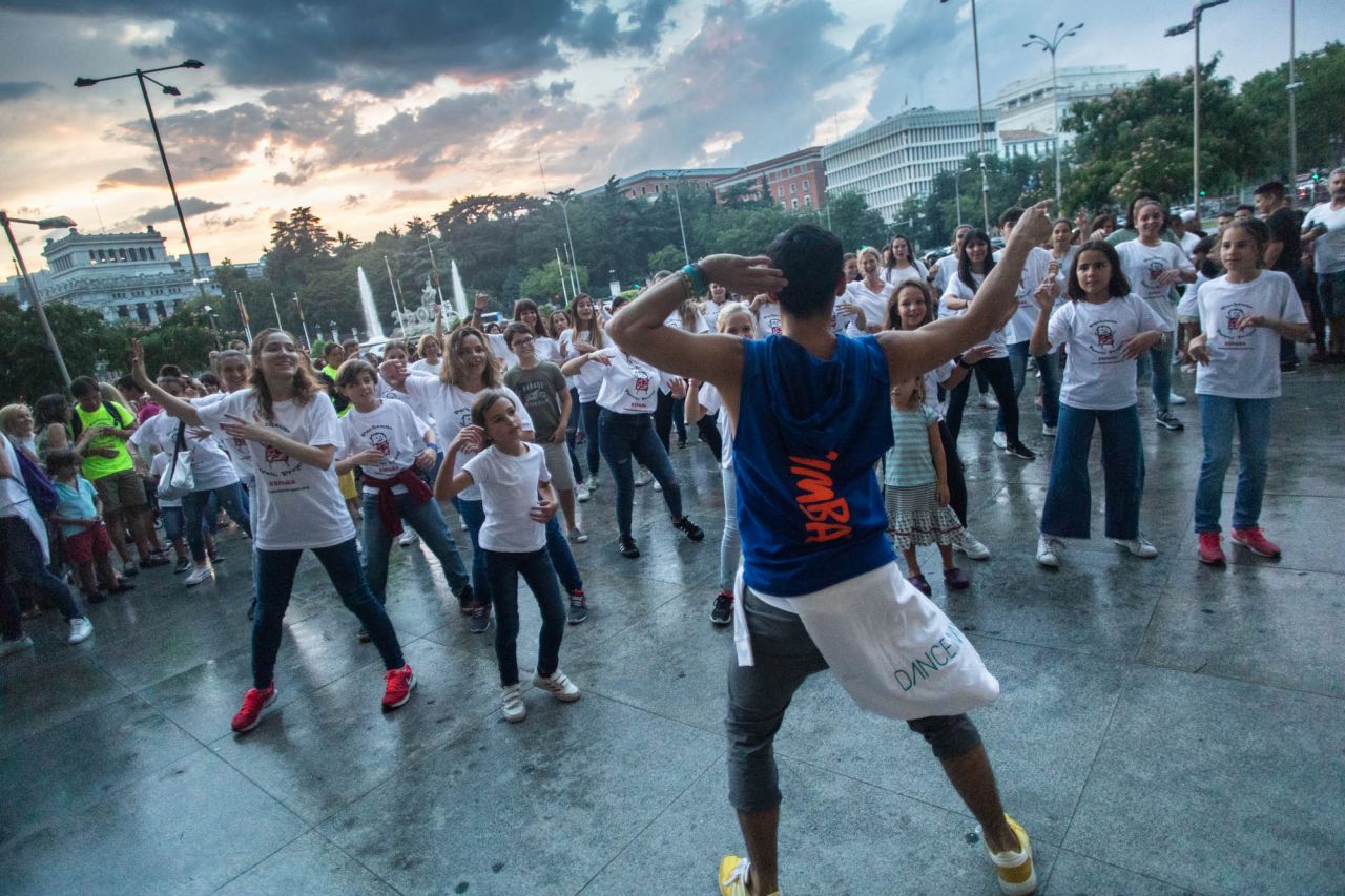 En el mundo 1 de cada 3.500 niños nacen con Distrofia Muscular de Duchenne, una enfermedad neuromuscular degenerativa de origen genético y para concienciar a la población y buscar financiación para la investigación se ha realizado la lectura de un manifiesto por parte del músico Carlos Jean y se ha encendido la fuente de Cibeles con el color rojo.