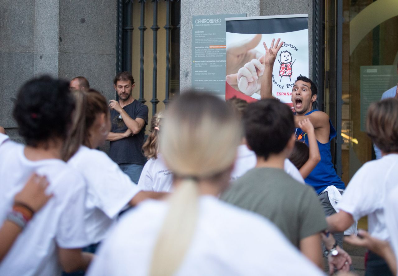 En el mundo 1 de cada 3.500 niños nacen con Distrofia Muscular de Duchenne, una enfermedad neuromuscular degenerativa de origen genético y para concienciar a la población y buscar financiación para la investigación se ha realizado la lectura de un manifiesto por parte del músico Carlos Jean y se ha encendido la fuente de Cibeles con el color rojo.