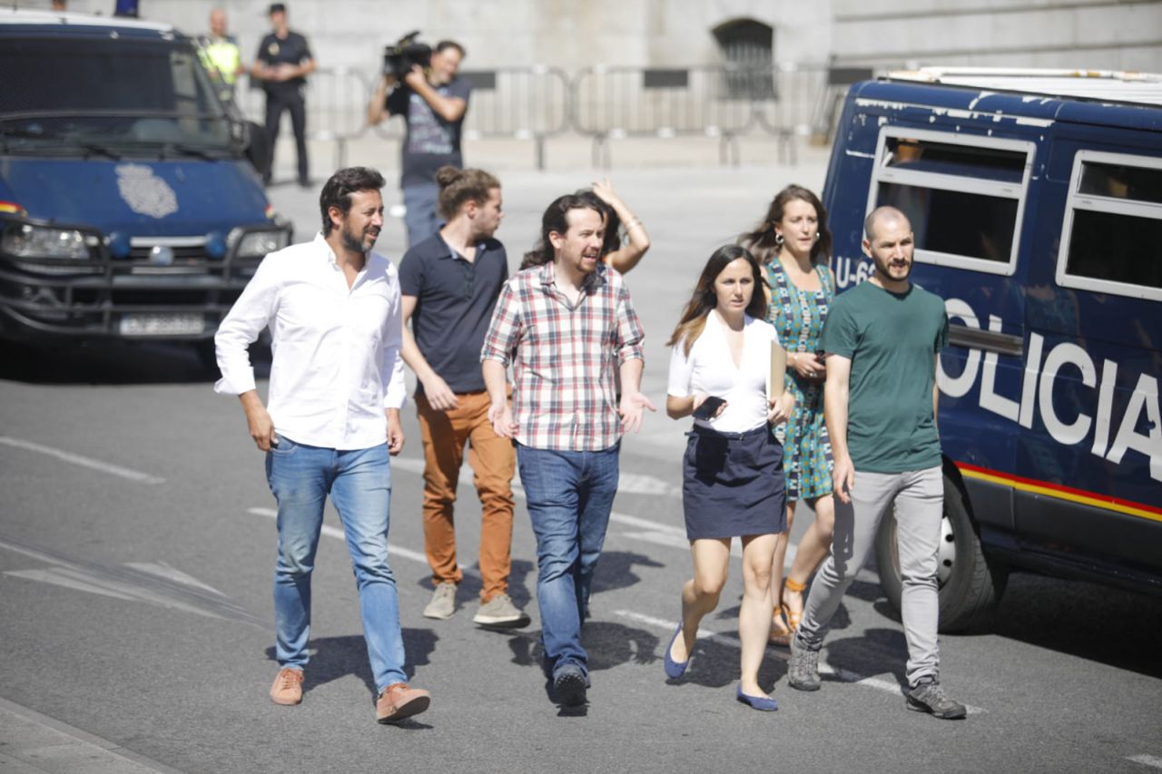 Pablo Iglesias se acerca a las vallas como muestra de apoyo.