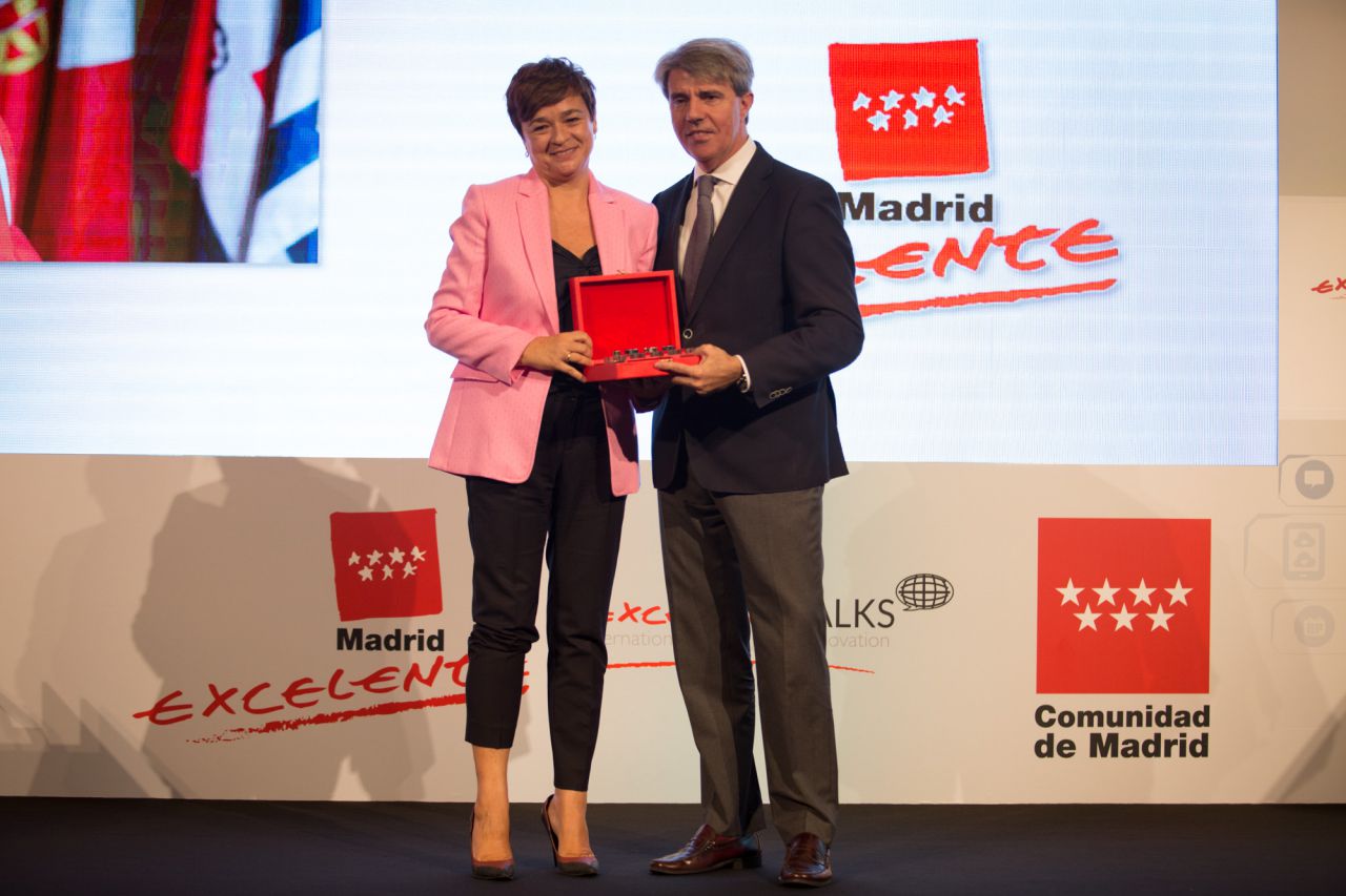 Rebeca Grynspan, ausente en la gala, ha recibido el galardón Amalia Navarro en su nombre.