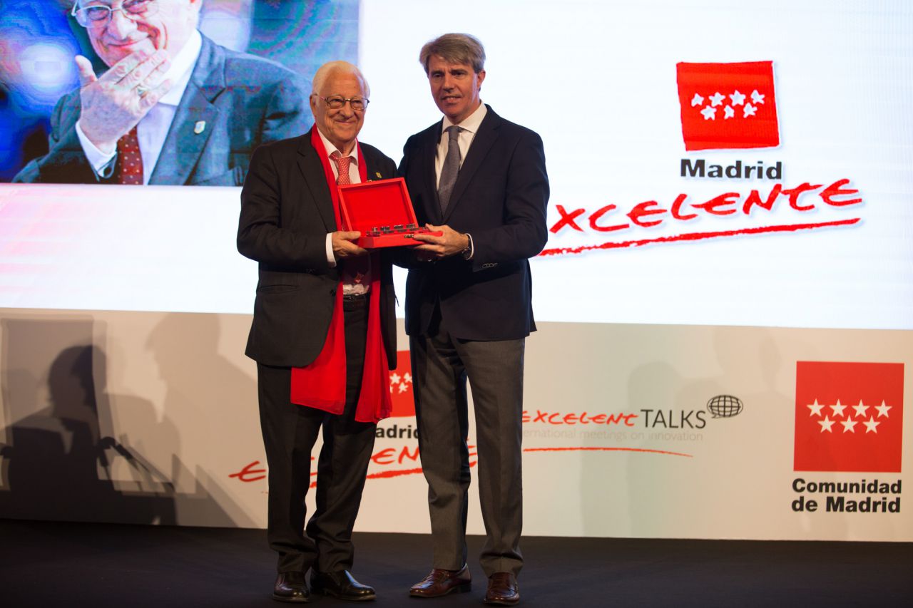 Padre Ángel, premiado con el premio Excelencia.