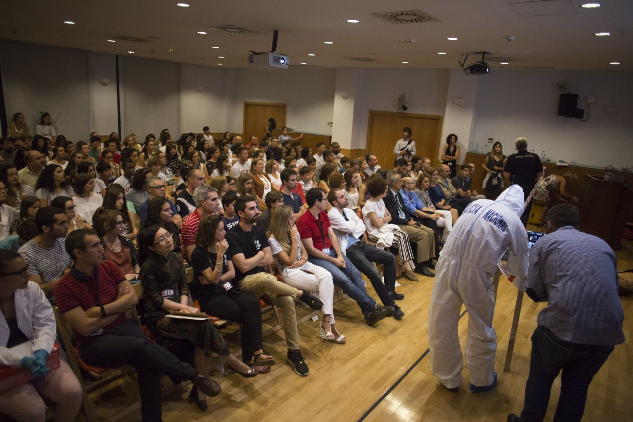Actividad enmarcada en la Noche de los Investigadores. Los investigadores de los Institutos IMDEA resuelven un asesinato.