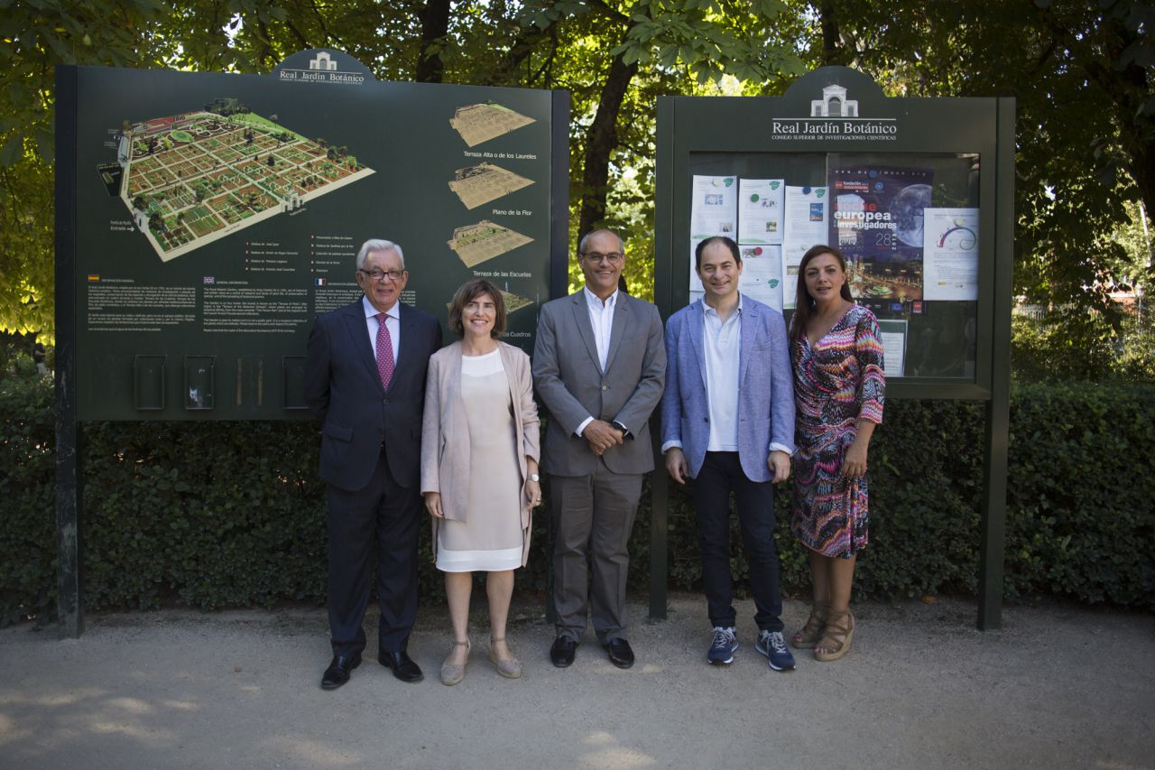 El consejero de Educación de la Comunidad de Madrid, Rafael Van Grieken junto a Jésus Sánchez Martos, director de la Fundación para el conocimiento Madri+D, visitan la actividad de la Noche Europea de los Investigadores en el Real Jardín Botánico.