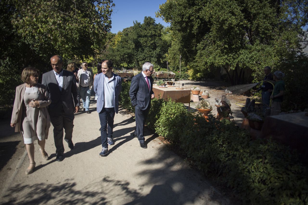 El consejero de Educación de la Comunidad de Madrid, Rafael Van Grieken junto a Jésus Sánchez Martos, director de la Fundación para el conocimiento Madri+D, visitan la actividad de la Noche Europea de los Investigadores en el Real Jardín Botánico.