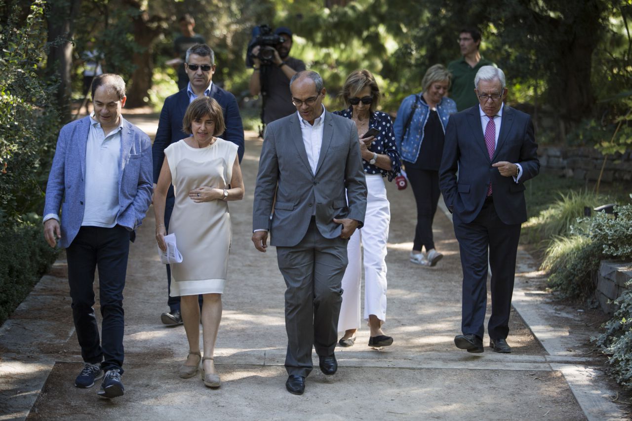 El consejero de Educación de la Comunidad de Madrid, Rafael Van Grieken junto a Jésus Sánchez Martos, director de la Fundación para el conocimiento Madri+D, visitan la actividad de la Noche Europea de los Investigadores en el Real Jardín Botánico.