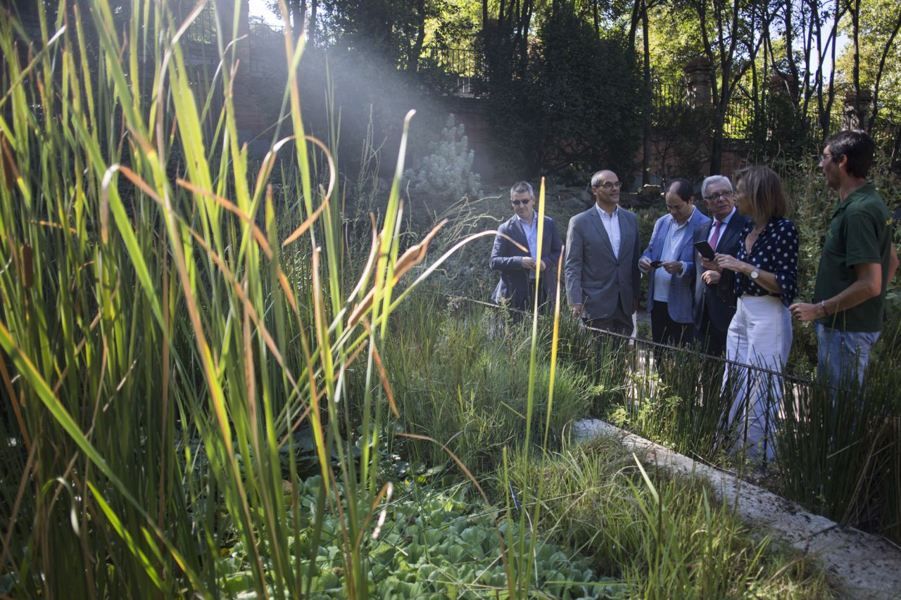 El consejero de Educación de la Comunidad de Madrid, Rafael Van Grieken junto a Jésus Sánchez Martos, director de la Fundación para el conocimiento Madri+D, visitan la actividad de la Noche Europea de los Investigadores en el Real Jardín Botánico.
