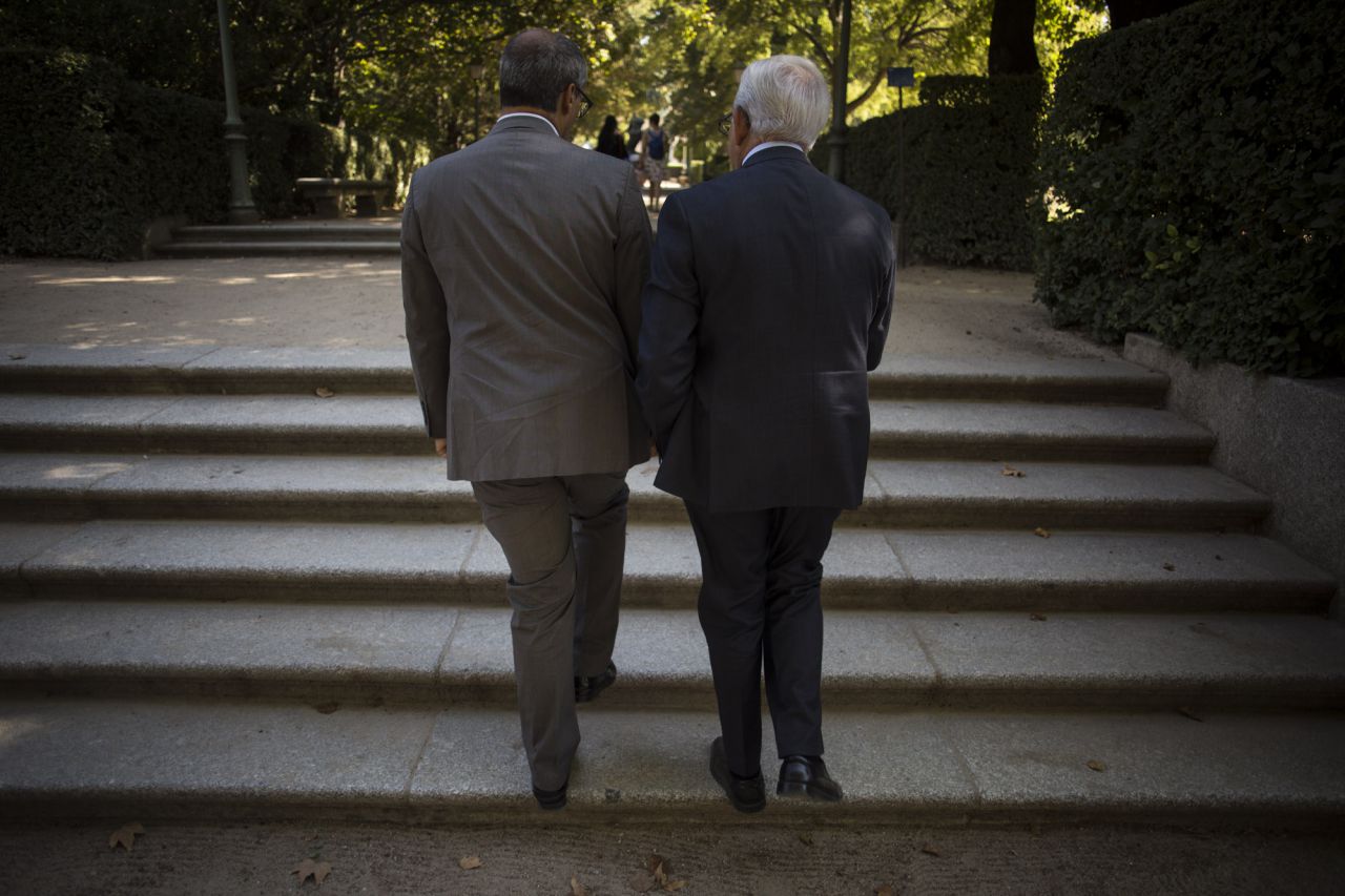 El consejero de Educación de la Comunidad de Madrid, Rafael Van Grieken junto a Jésus Sánchez Martos, director de la Fundación para el conocimiento Madri+D, visitan la actividad de la Noche Europea de los Investigadores en el Real Jardín Botánico.