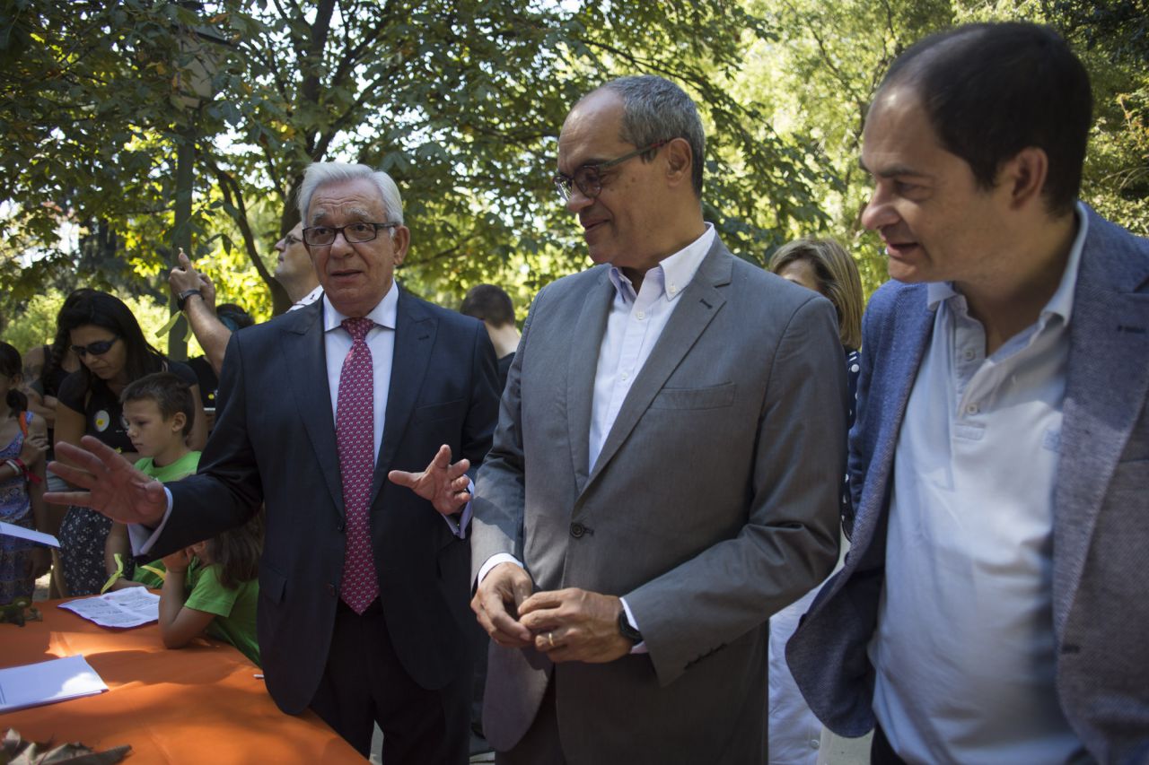El consejero de Educación de la Comunidad de Madrid, Rafael Van Grieken junto a Jésus Sánchez Martos, director de la Fundación para el conocimiento Madri+D, visitan la actividad de la Noche Europea de los Investigadores en el Real Jardín Botánico.