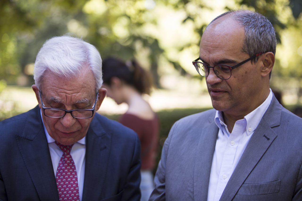 El consejero de Educación de la Comunidad de Madrid, Rafael Van Grieken junto a Jésus Sánchez Martos, director de la Fundación para el conocimiento Madri+D, visitan la actividad de la Noche Europea de los Investigadores en el Real Jardín Botánico.