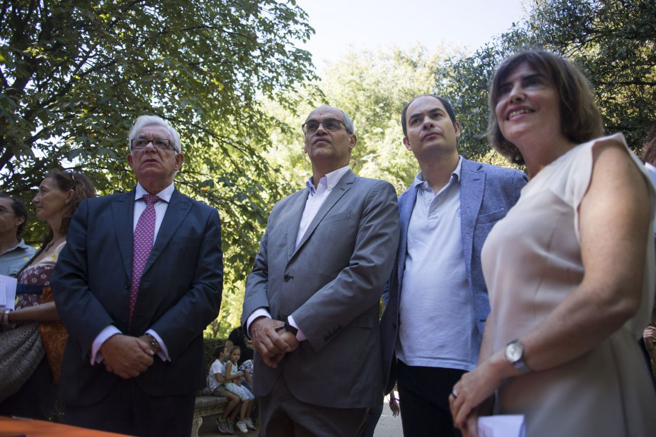El consejero de Educación de la Comunidad de Madrid, Rafael Van Grieken junto a Jésus Sánchez Martos, director de la Fundación para el conocimiento Madri+D, visitan la actividad de la Noche Europea de los Investigadores en el Real Jardín Botánico.