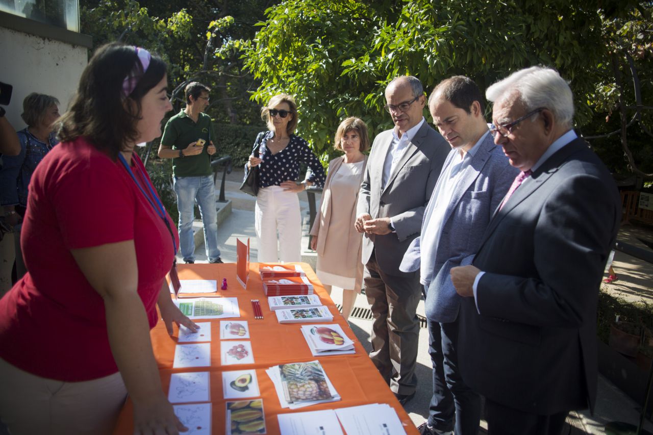 El consejero de Educación de la Comunidad de Madrid, Rafael Van Grieken junto a Jésus Sánchez Martos, director de la Fundación para el conocimiento Madri+D, visitan la actividad de la Noche Europea de los Investigadores en el Real Jardín Botánico.