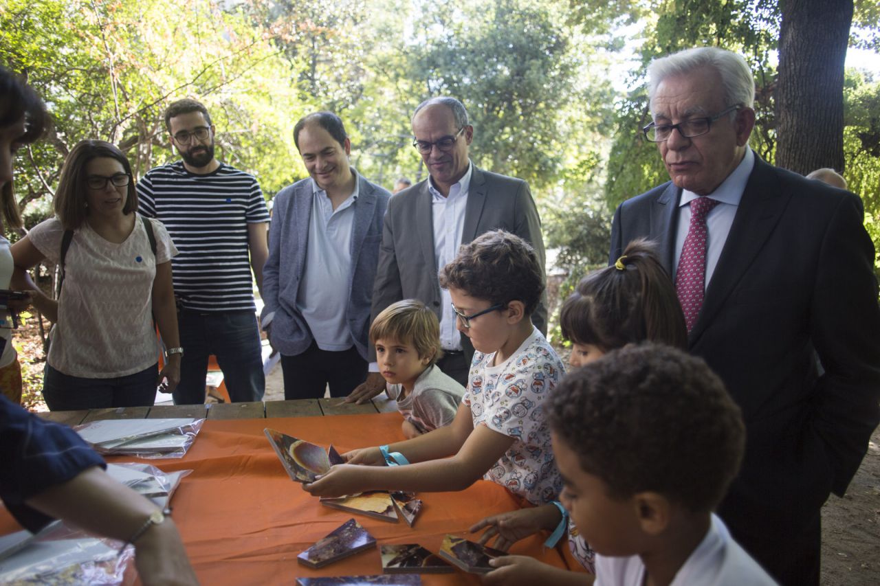El consejero de Educación de la Comunidad de Madrid, Rafael Van Grieken junto a Jésus Sánchez Martos, director de la Fundación para el conocimiento Madri+D, visitan la actividad de la Noche Europea de los Investigadores en el Real Jardín Botánico.