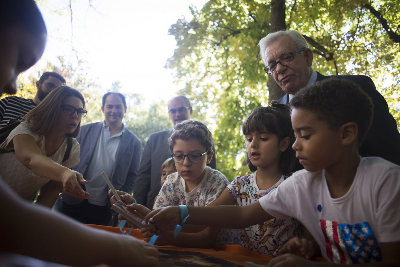 El consejero de Educación de la Comunidad de Madrid, Rafael Van Grieken junto a Jésus Sánchez Martos, director de la Fundación para el conocimiento Madri+D, visitan la actividad de la Noche Europea de los Investigadores en el Real Jardín Botánico.