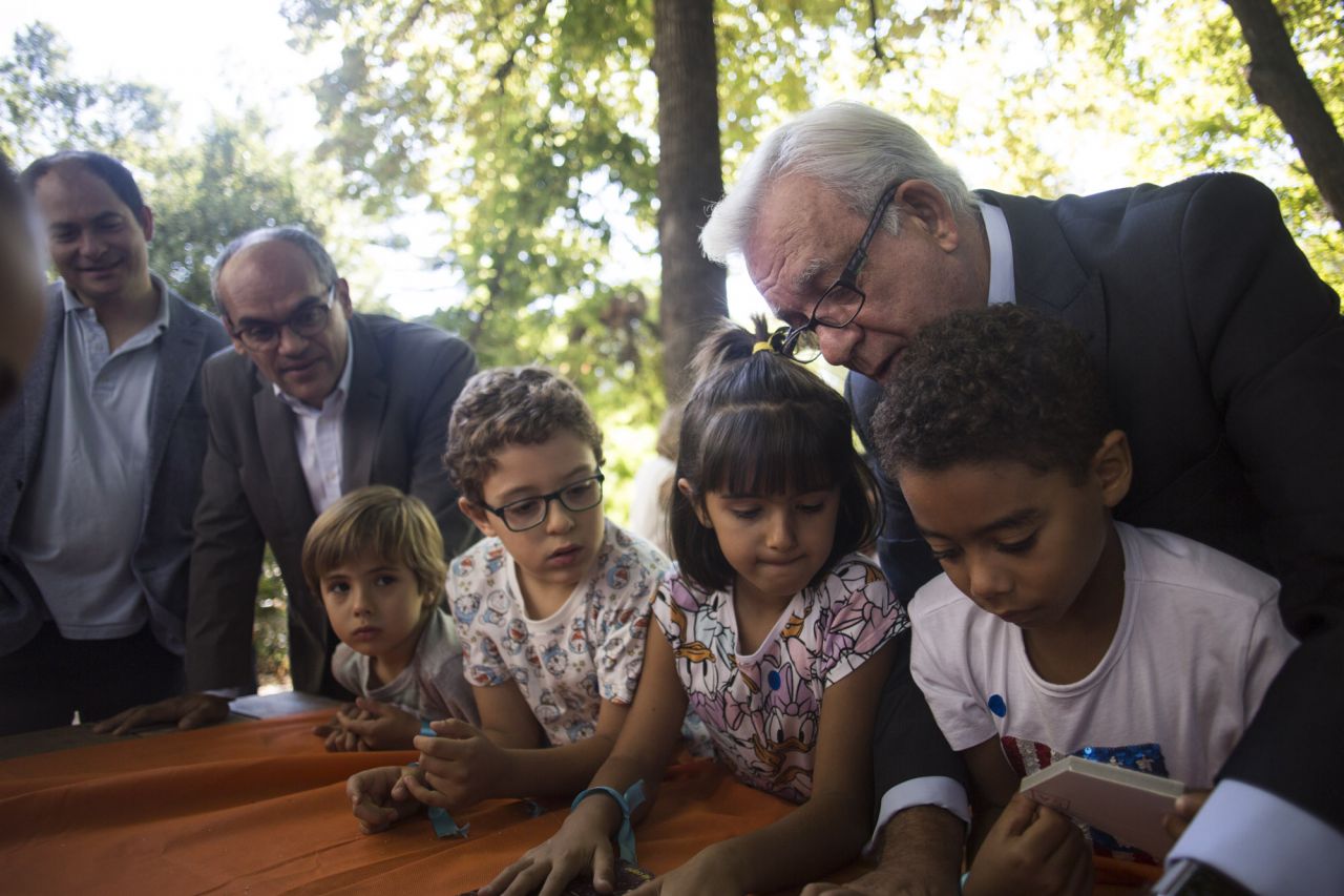 El consejero de Educación de la Comunidad de Madrid, Rafael Van Grieken junto a Jésus Sánchez Martos, director de la Fundación para el conocimiento Madri+D, visitan la actividad de la Noche Europea de los Investigadores en el Real Jardín Botánico.