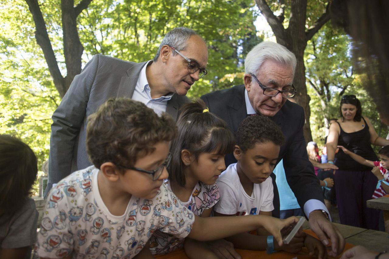 El consejero de Educación de la Comunidad de Madrid, Rafael Van Grieken junto a Jésus Sánchez Martos, director de la Fundación para el conocimiento Madri+D, visitan la actividad de la Noche Europea de los Investigadores en el Real Jardín Botánico.