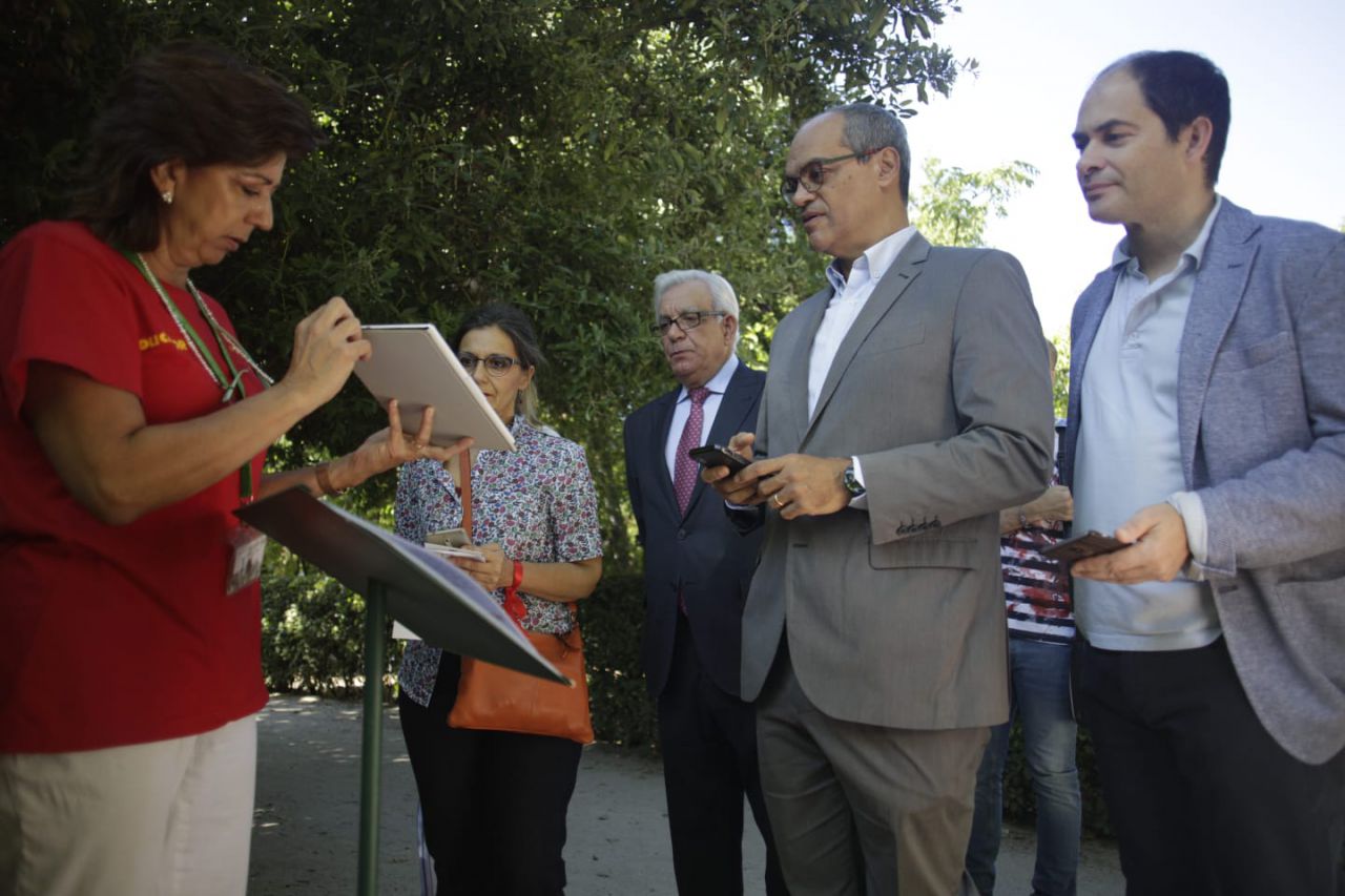 El consejero de Educación de la Comunidad de Madrid, Rafael Van Grieken junto a Jésus Sánchez Martos, director de la Fundación para el conocimiento Madri+D, visitan la actividad de la Noche Europea de los Investigadores en el Real Jardín Botánico.