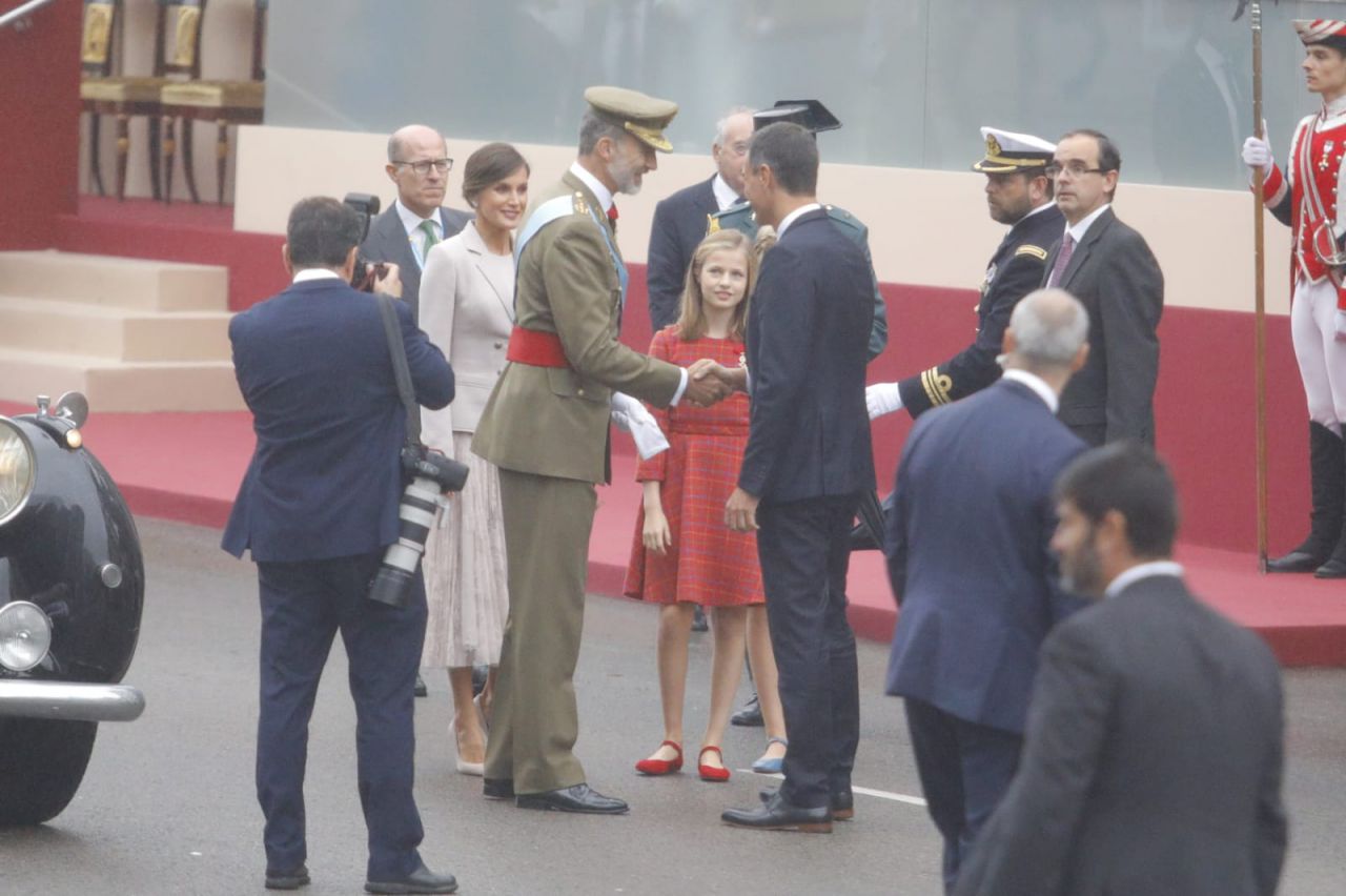 El Rey saluda a Pedro Sánchez a su llegada a la Plaza de Lima, epicentro del desfile del Día de la Hispanidad