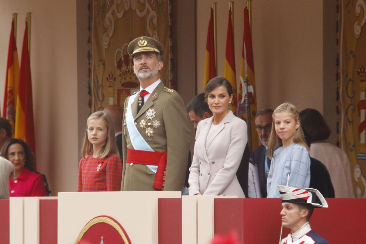 Los Reyes, la Princesa de Asturias  y la Infanta Sofía, presidiendo el desfile militar