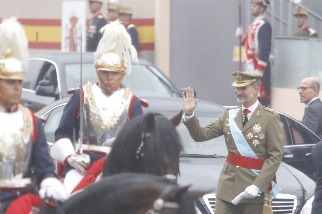 El Rey ha llegado en un Rolls Royce descapotable