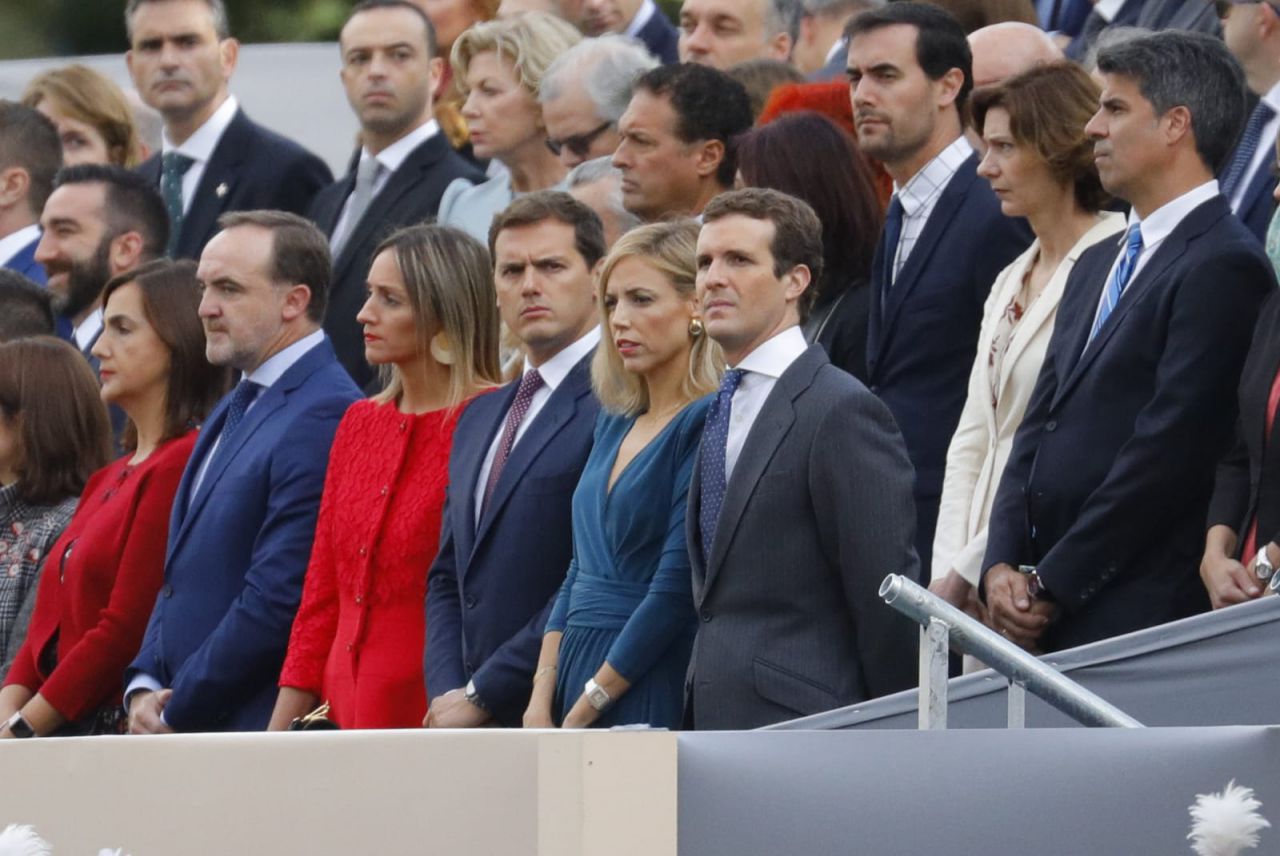 Pablo Casado, Albert Rivera y Ángel Garrido en la tribuna de personalidades en la Plaza de Lima