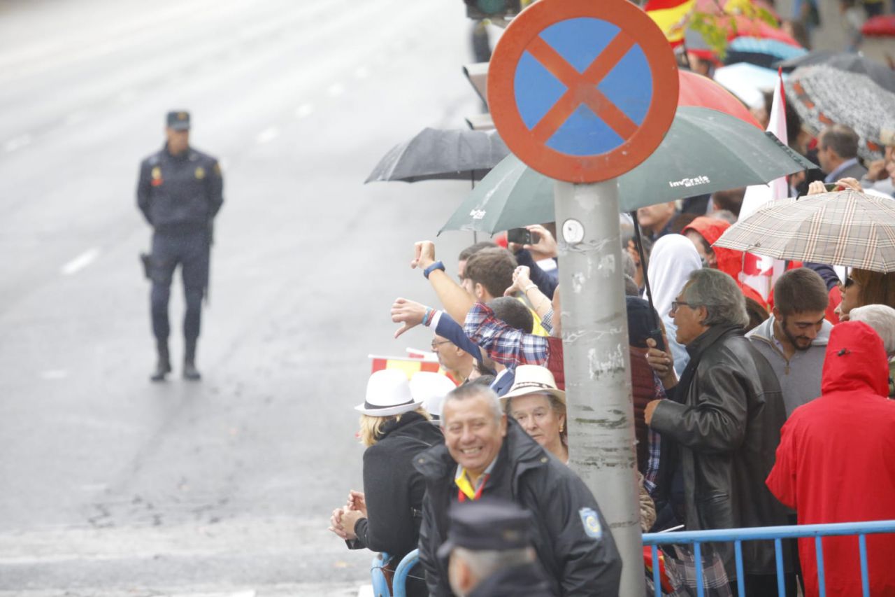 A pesar de la lluvia, miles de personas han acudido al desfile