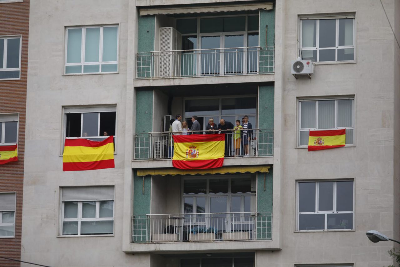 Algunos vecinos del entorno de Castellana han colgado la bandera española en el balcón