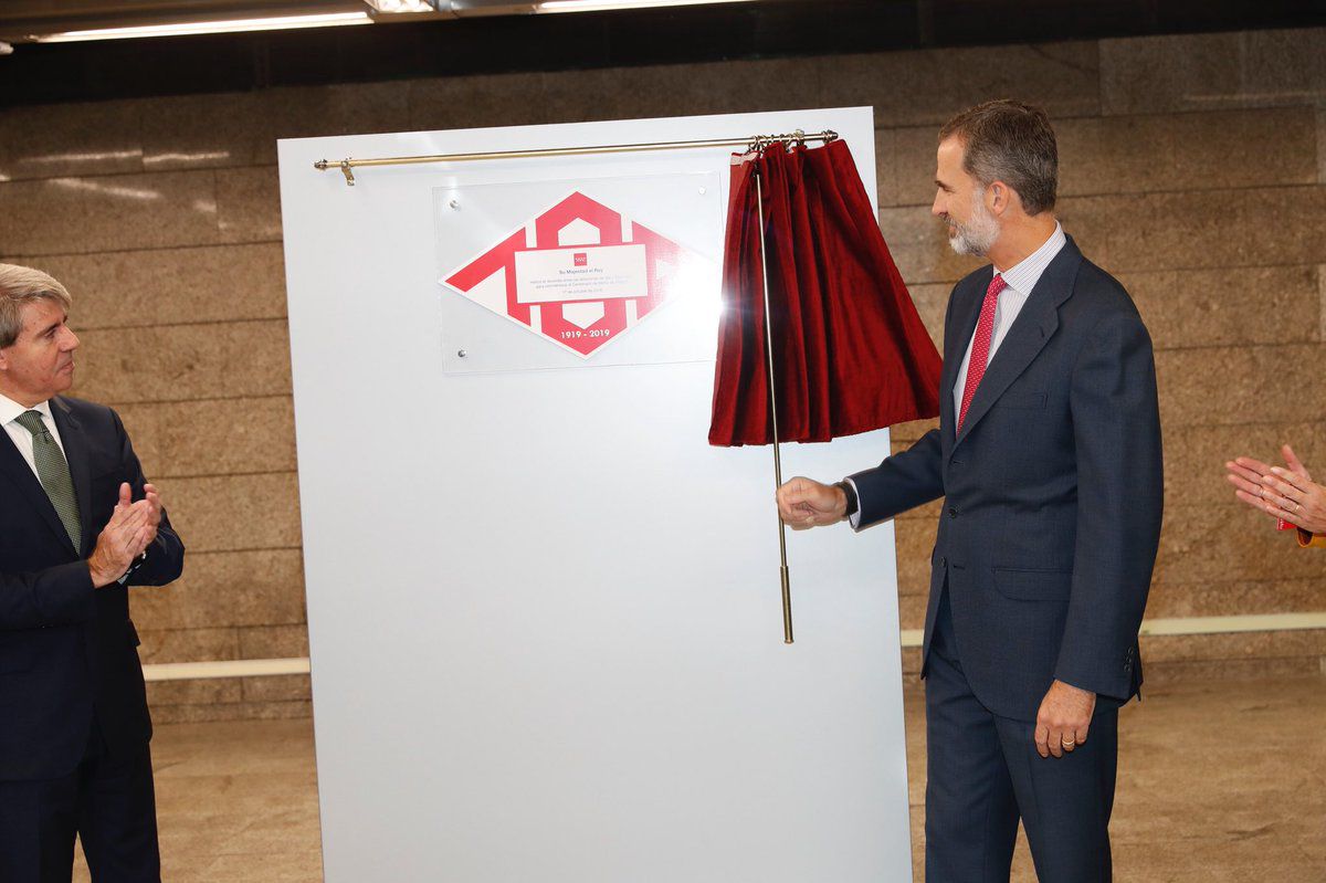 El presidente Ángel Garrido, junto al Rey Felipe VI, que ha descubierto una placa en Sol.