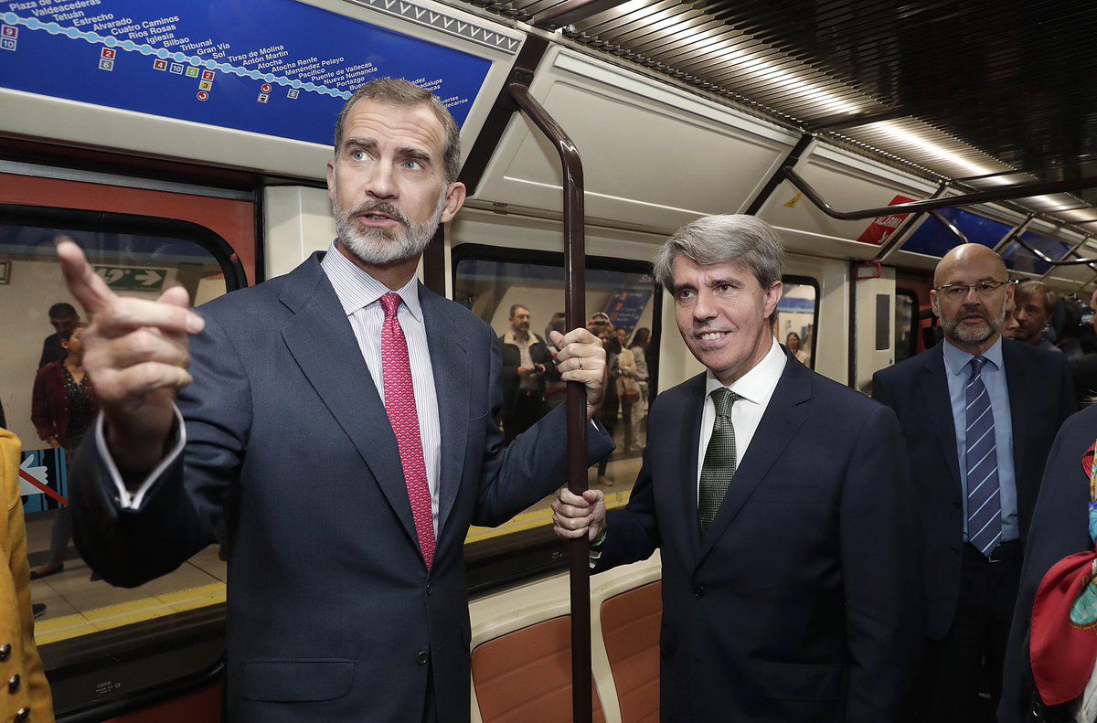 El Rey Felipe, junto a Ángel Garrido.
