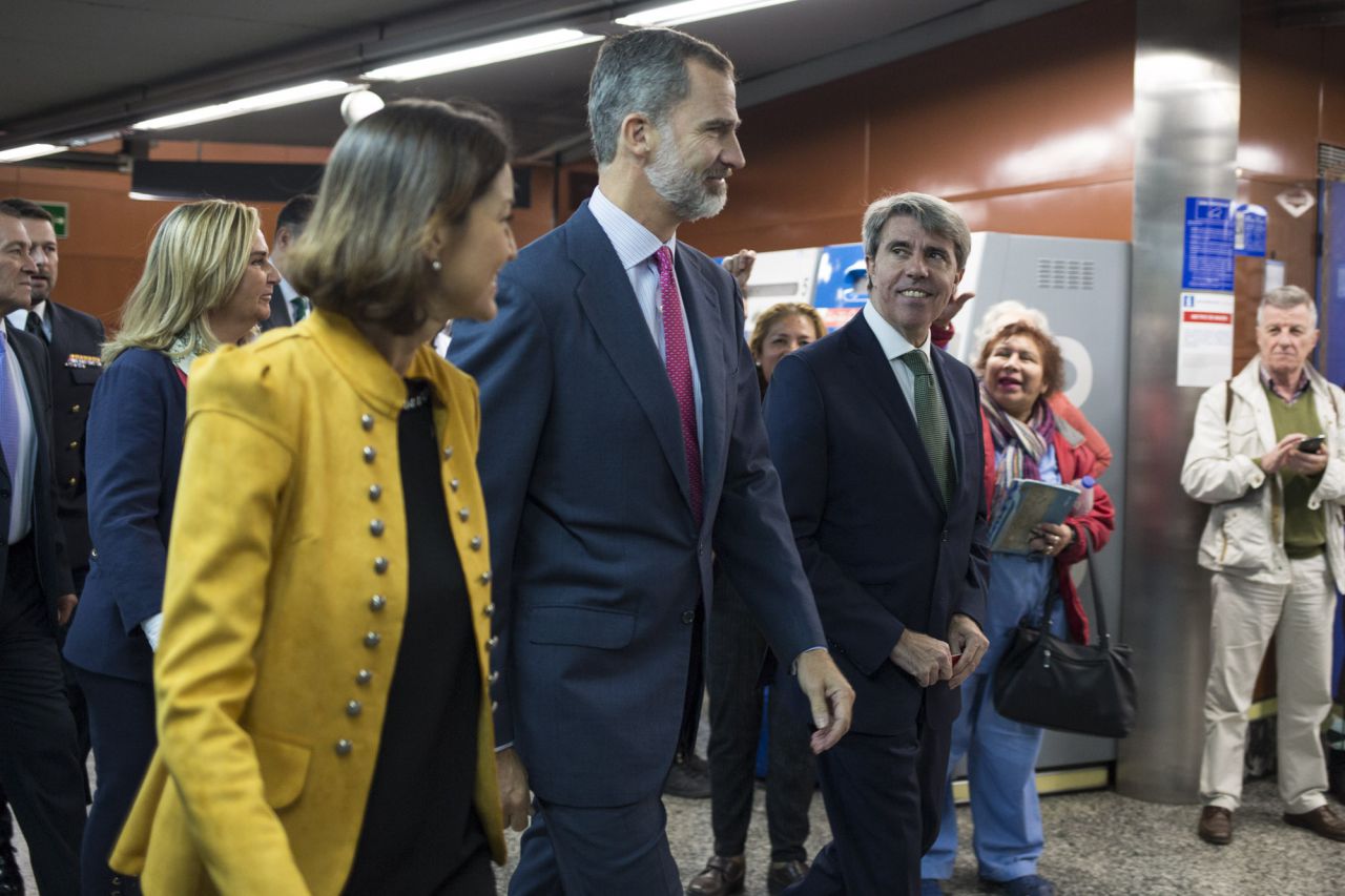 La ministra Reyes Maroto, junto a Ángel Garrido y el Rey Felipe VI entrando a la estación de Sol.