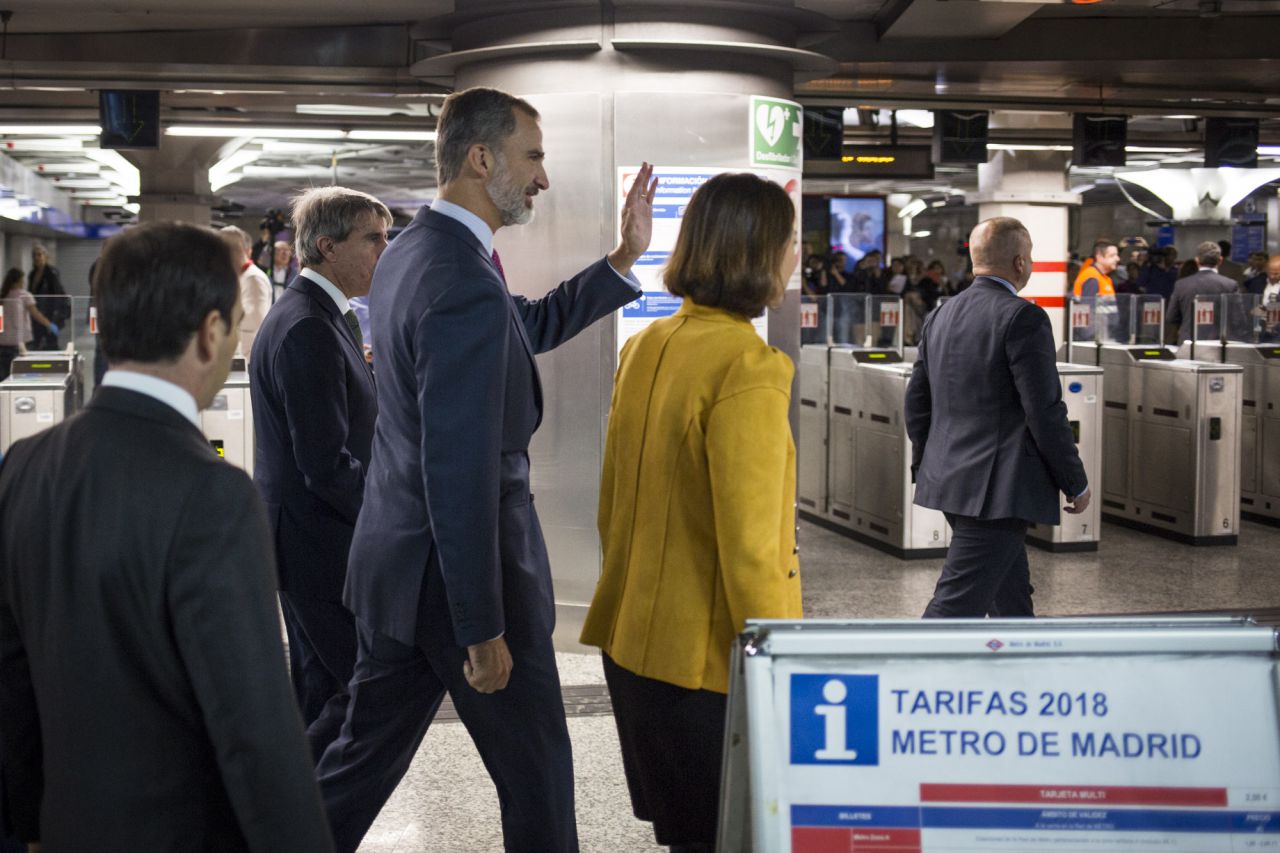 La ministra Reyes Maroto, junto a Ángel Garrido y el Rey Felipe VI entrando a la estación de Sol.