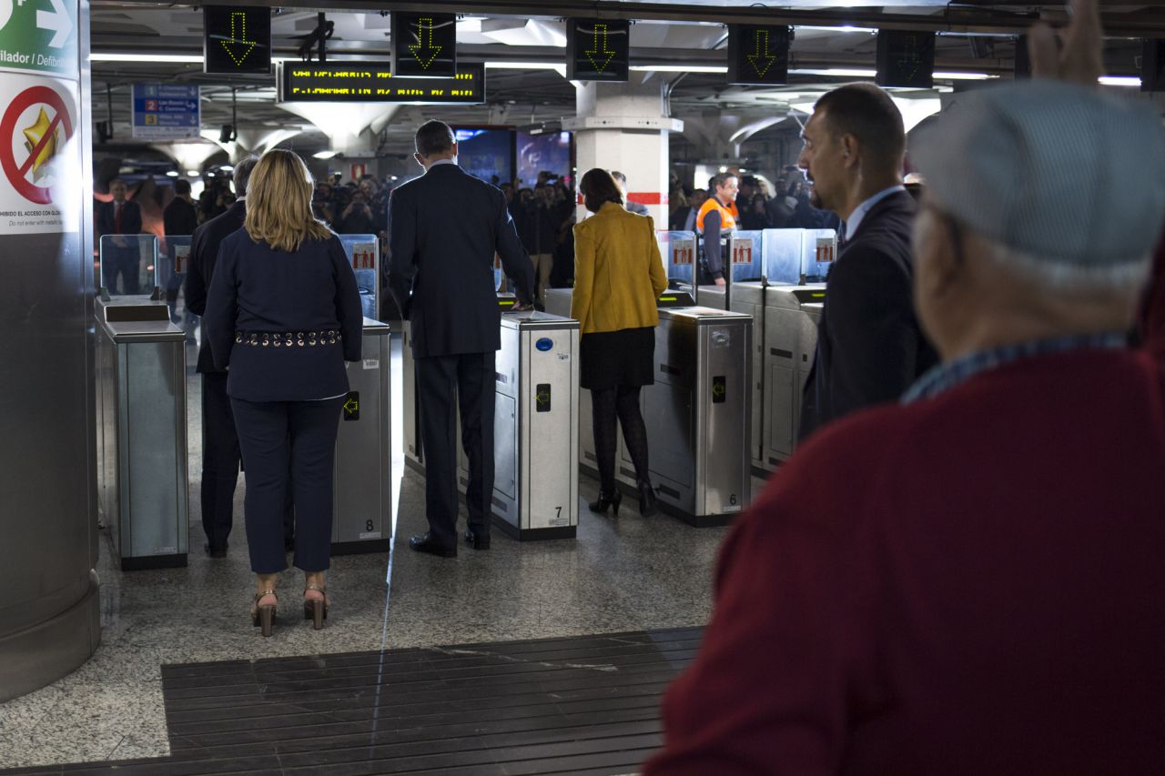 La ministra Reyes Maroto, junto a Ángel Garrido y el Rey Felipe VI entrando a la estación de Sol.