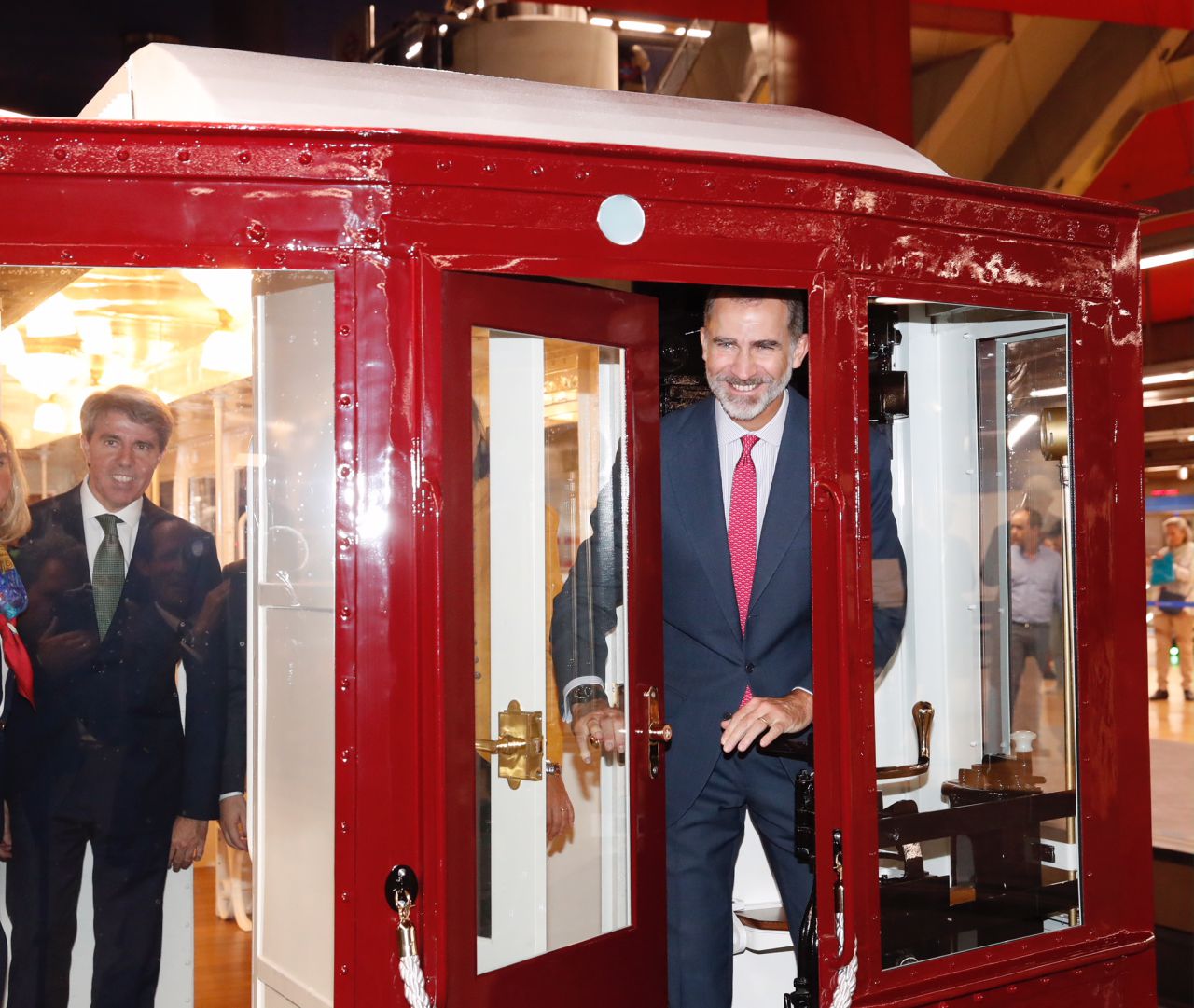 Ángel Garrido, junto al Rey Felipe VI en una réplica de los primeros trenes del suburbano.