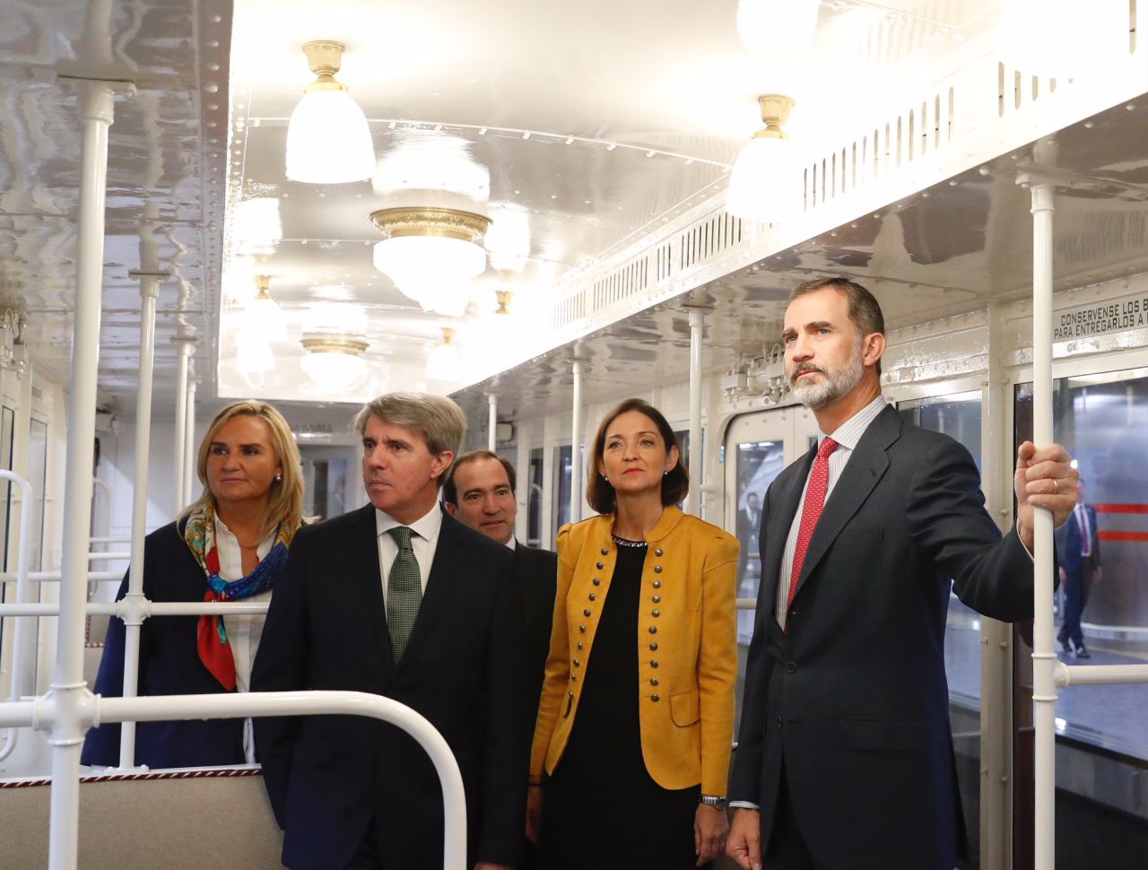 Rosalía Gonzalo, Ángel Garrido, Reyes Maroto y el Rey Felipe VI en una de las réplicas de los primeros coches de Metro.