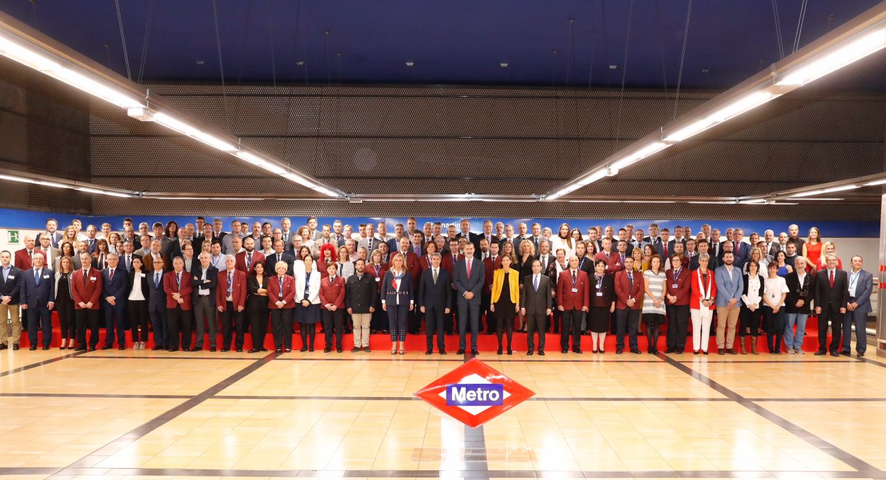 El Rey Felipe, con 120 trabajadores de Metro.