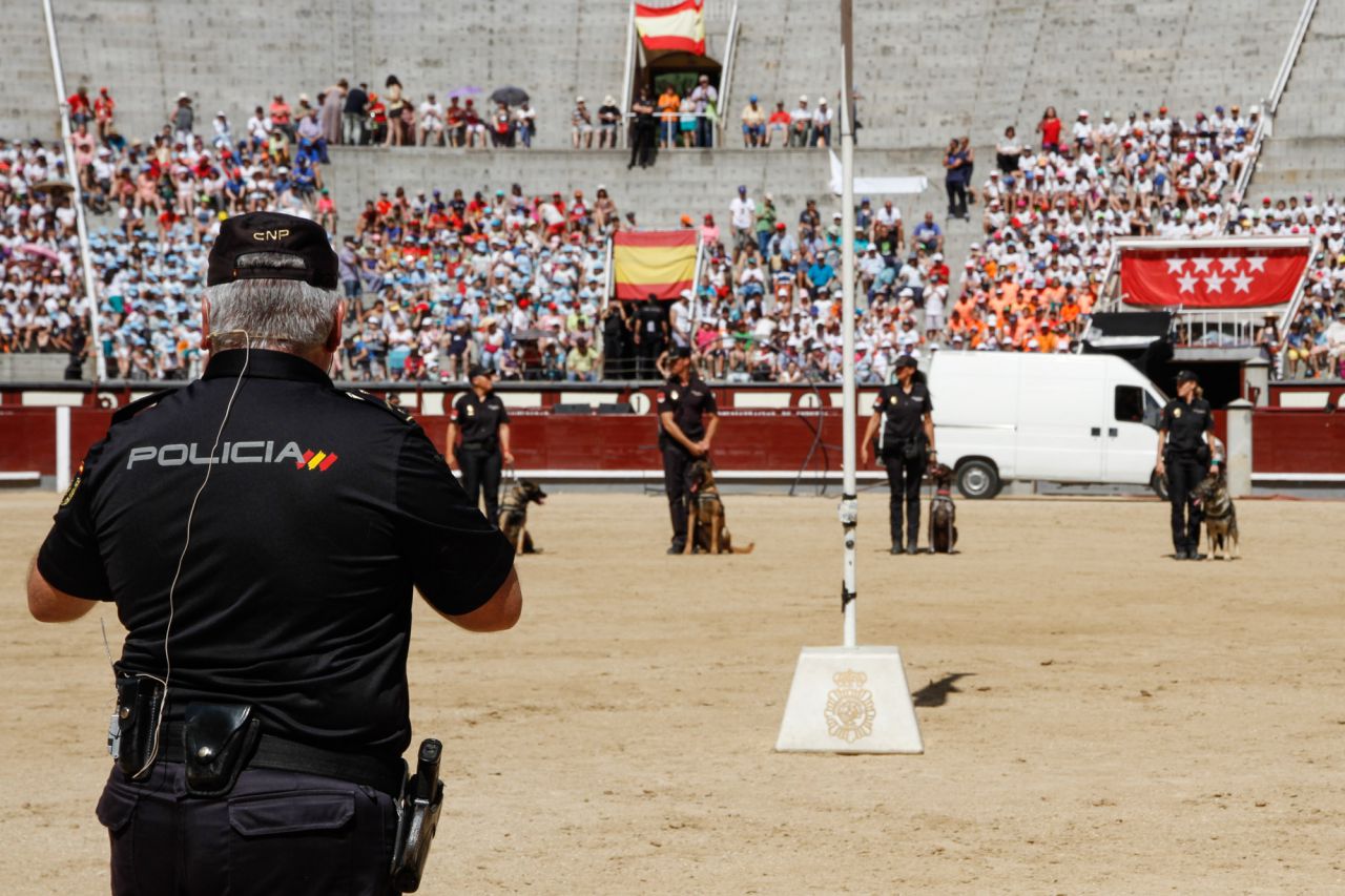 Los perros de la policía nacional.