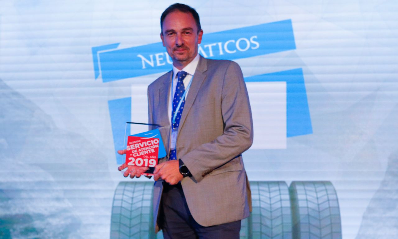Elegido Servicio de Atención al Cliente del Año 2019 en la categoría de NEUMÁTICOS: MICHELIN Recoge el premio PEDRO LUIS ÁLVAREZ SÁNCHEZ, Director de Marketing de Michelin España Portugal