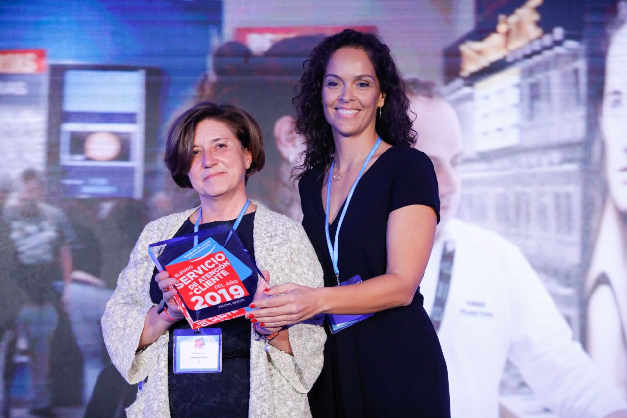Elegido Servicio de Atención al Cliente del Año 2019 en la categoría de DISTRIBUCION DE MATERIAL DE TELECOMUNICACIÓN: PHONE HOUSE Recogen el premio ANA RIVERA y CARMEN ATIENZA, DIRECTORA DE CLIENTES Y VENTA NO PRESENCIAL Y MANAGER ATENCIÓN AL CLIENTE Y RECLAMACIONES DE PHONE HOUSE.