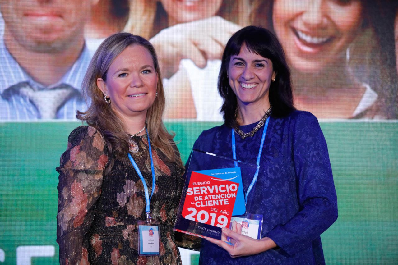 Elegido Servicio de Atención al Cliente del Año 2019 en la categoría de PROVEEDORES DE ENERGÍA: FENÍE ENERGÍA Recogen el premio ISABEL REIJA y PAULA ROMÁN, CEO Y DIRECCIÓN DE DESARROLLO COMERCIAL DE FENÍE ENERGÍA.