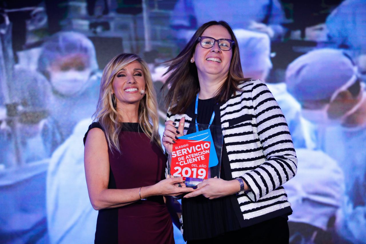 Elegido Servicio de Atención al Cliente del Año 2019 en la categoría de TRANSPORTE INTERNACIONAL: DHL EXPRESS Recoge el premio CARLOTA ARBÓ, RESPONSABLE DEL FRONT-LINE DE DHL EXPRESS