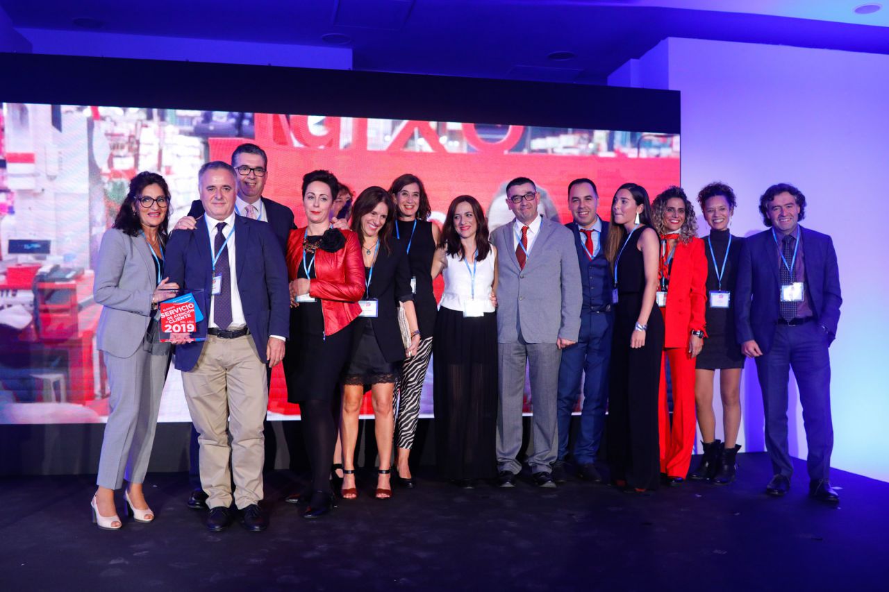 Elegido Servicio de Atención al Cliente del Año 2019 en la categoría de PROGRAMAS DE FIDELIZACIÓN: GRUPO EROSKI Recogen el premio ROSA CARABEL y JOSU MADARIAGA, DIRECTORA GENERAL y RESPONSABLE CLIENTE DE EROSKI