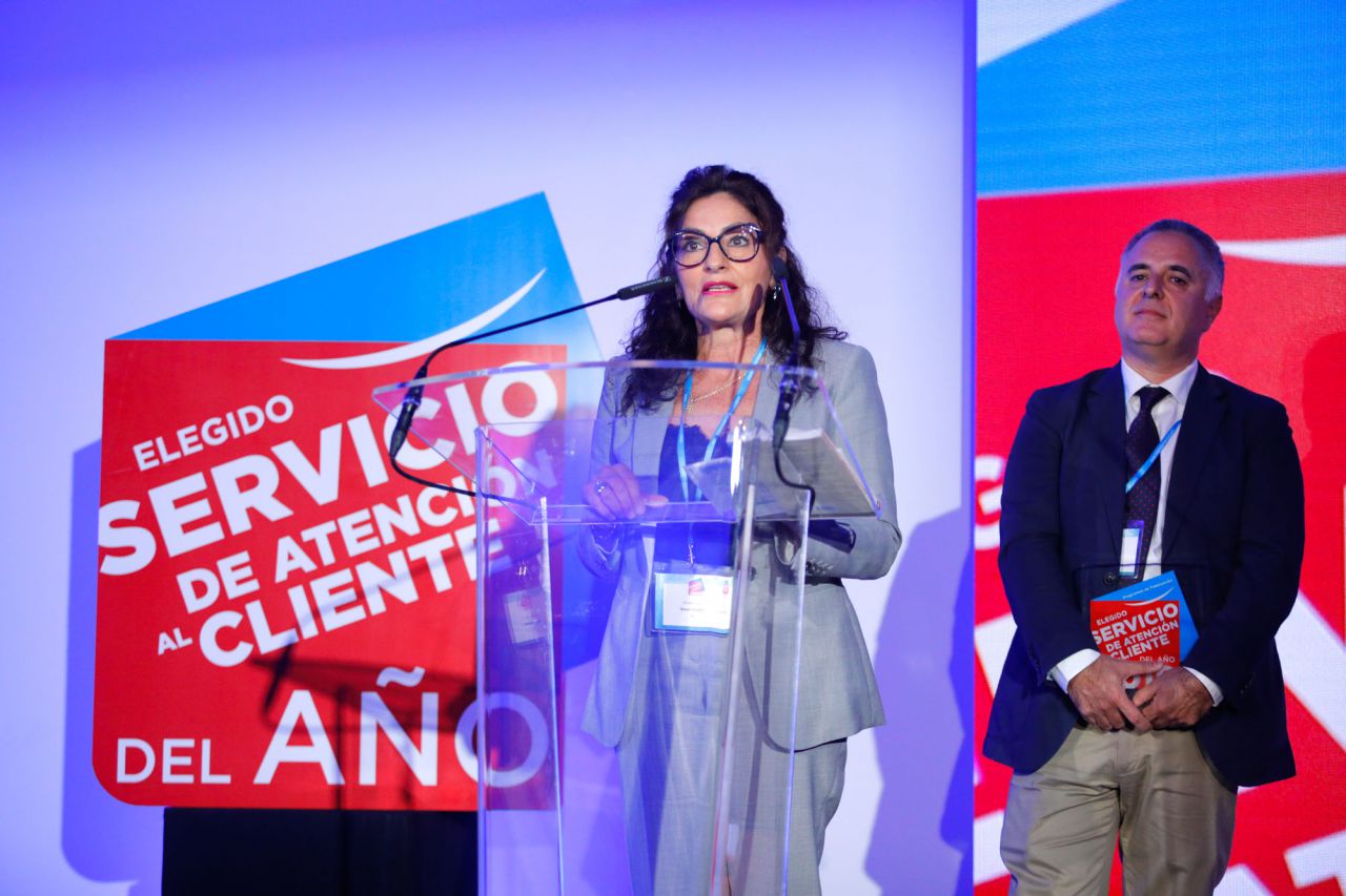 Elegido Servicio de Atención al Cliente del Año 2019 en la categoría de PROGRAMAS DE FIDELIZACIÓN: GRUPO EROSKI Recogen el premio ROSA CARABEL y JOSU MADARIAGA, DIRECTORA GENERAL y RESPONSABLE CLIENTE DE EROSKI