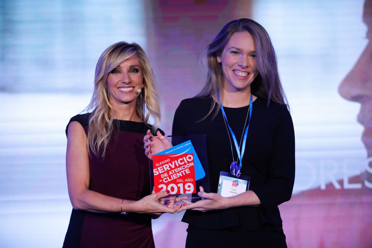 Elegido Servicio de Atención al Cliente del Año 2019 en la categoría de SISTEMAS DE AUDICIÓN Y ÓPTICA: AMPLIFON - SOLUCIONES AUDITIVAS Recoge el premio LUCÍA GRASA, MARKETING DIRECTOR IBERIA DE AMPLIFON